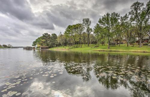 Pet-Friendly Lake Athens Home with Fireplace! - Foto 26