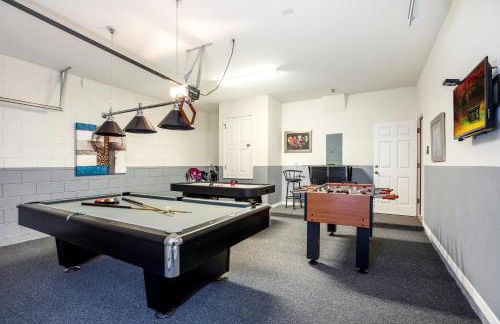 Spacious 6-Bedroom Getaway with Game Room, Private Spa & Sunny Pool Deck in Premier Resort Setting - Foto 9