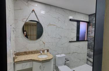 Super Confortável, WiFi Rápido, Garagem Coberta, 2 Banheiros, Suíte, 3 Quartos, Microondas, Cozinha Grande Completa, Mesa de Jantar Grande, Entrada Privativa, Perto do Shopping Pátio Matosinhos, 5 min do Centro Histórico - Foto 9