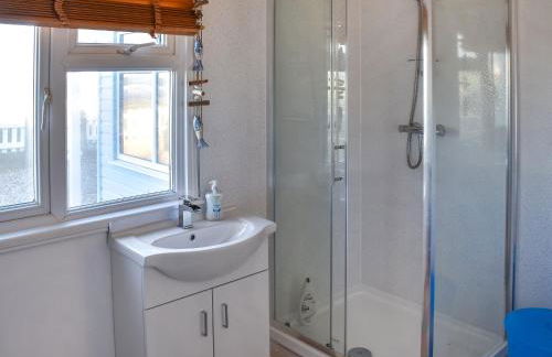 Bacton Beach House - Photo 11