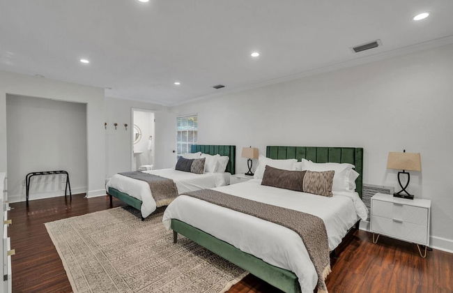 Golden Retreat: Expansive 6BR Home w Heated Pool ~ - Foto 56