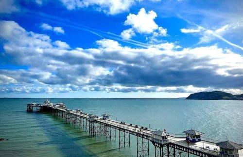 Gorwel is an Art Deco 1930s villa with sea views - Foto 38