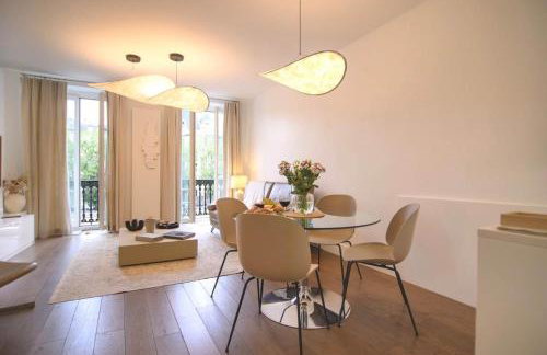 Two Bedroom Luxury Apartment - Balcony with View of Notre Dame - Photo 12