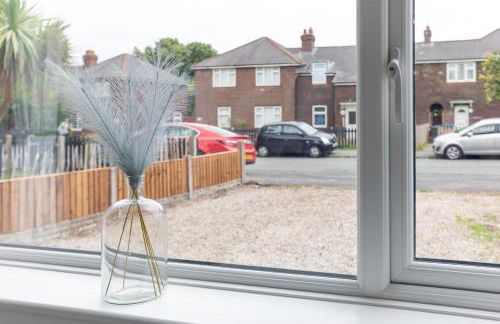 4 Bed Home sleeps 7 close to Cheshire Oaks Princes Rd - Photo 7