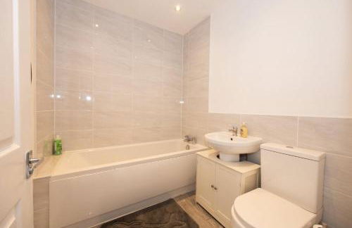 Contemporary 3 Bedroom Home with Garden & Parking - Foto 35