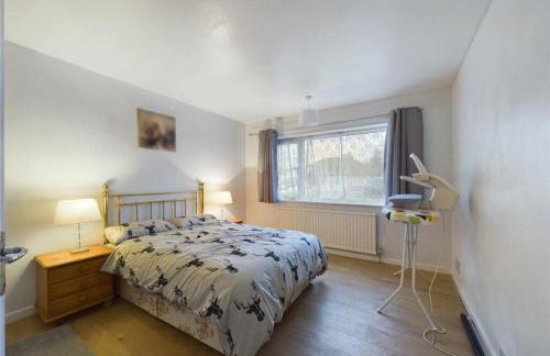 10 mins from Gatwick, jacuzzi, 8 persons - Foto 2