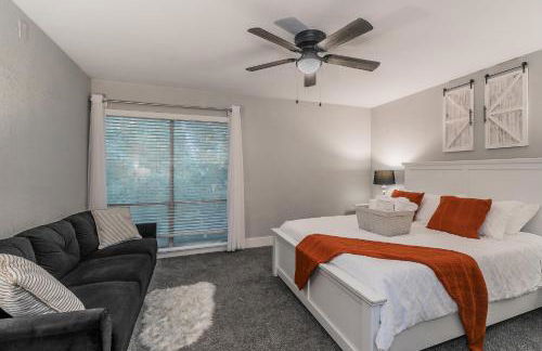 Cozy 2BR Farmhouse Apt - Sleeps 8 - FREE Parking! - Photo 19