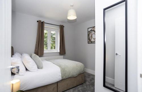 Central Telford Home - Sleeps 8 - Private Parking - Photo 18