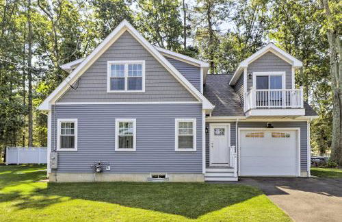 Sun-Dappled Retreat - Walk to Wickaboag Lake! - Foto 1