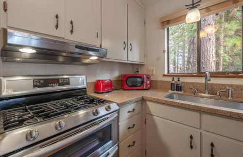 Cozy Pet-Friendly Cabin w Fenced-In Yard Close to Slopes Beach Town - Foto 22