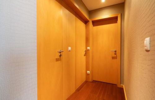 Modern Flat with Balcony & Garage by HostWise - Foto 33