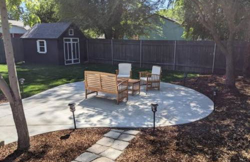 Little Blue Bungalow on Boise's Bench, Pet Friendly, Fully Fenced yard with doggie door! 2 miles from BSU, 5 minutes from Downtown Boise, Desk and workstation for remote workers, 2 TV's large walk-in closet, Good for mid-term stays - Foto 44