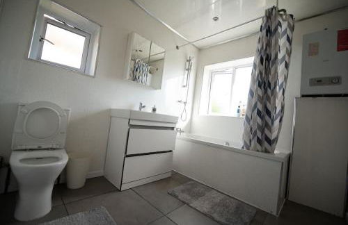 Spacious 3 Bed Home Manchester Airport Free Parking - Foto 10