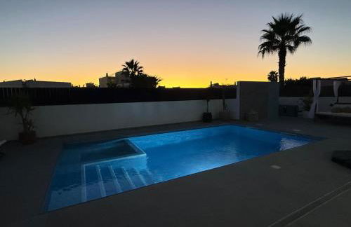 Villa R&M with Pool and Jacuzzi - Photo 4