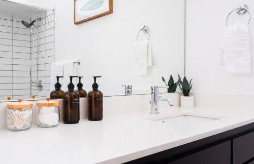 Stylish Urban Loft wFloating Stairs&Fireplace - Foto 29