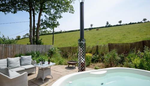 Luxury Coastal Shepherds Hut with hot tub, dining dome & a 5 Minute Walk to Pubs and Village - Foto 2