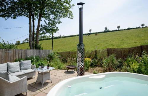 Luxury Coastal Shepherds Hut with hot tub, dining dome & a 5 Minute Walk to Pubs and Village - Foto 2