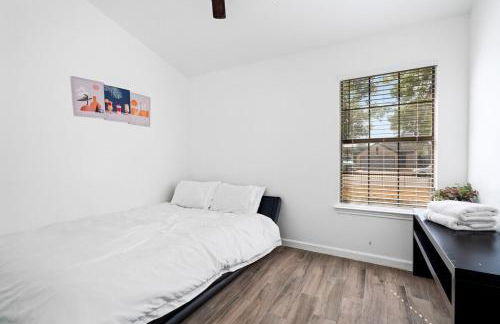 Spacious Family Home in Round Rock w Private Yard - Photo 16