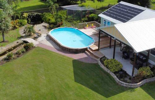 Tropical getaway Pool and tiki bar - Photo 54