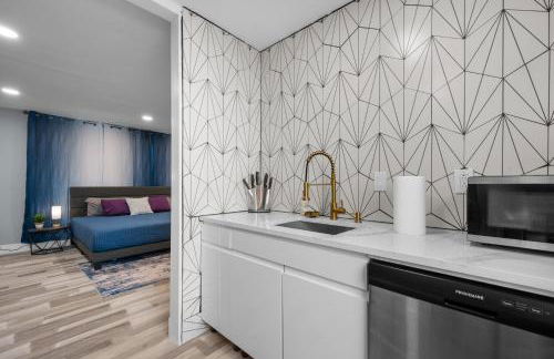 Modern Studio Retreat with Workspace in Houston - Foto 11