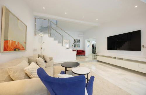 Marbella, Costabella - Beachfront Villa with Heated Pool - Photo 17