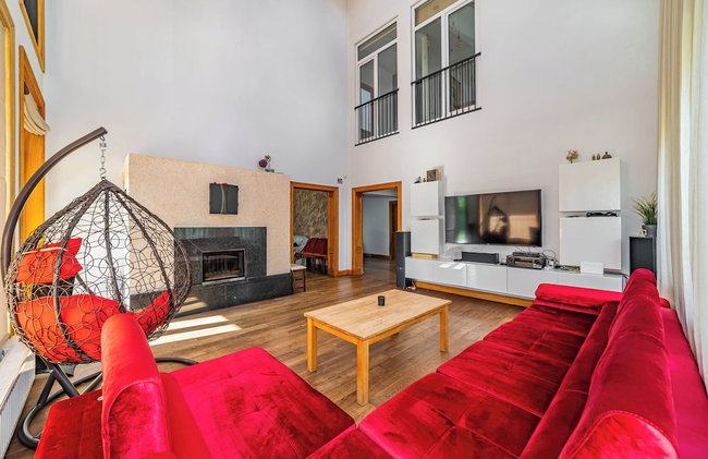 Luxurious Amber Villa With Private Pool and Garden Views - Photo 17