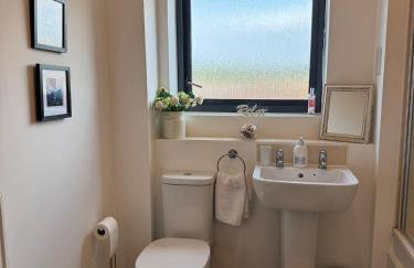 Uxbridge-Modern 2 bed Apt with Lift & Parking - Photo 19