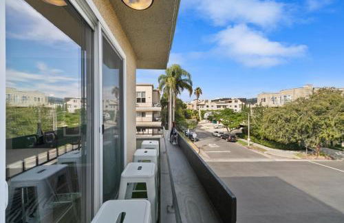 Beverly Hills Glamour Oasis 2 BR Apt with Parking 304 - Photo 29