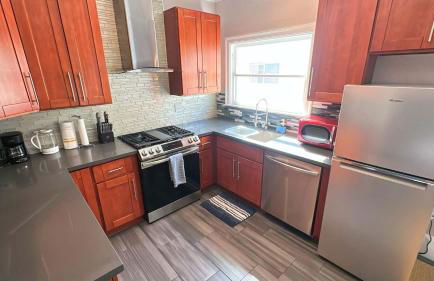 Oak Manor - Chic & Stylish 2BR Apartment Retreat - Photo 21