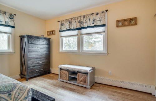 Backyard Chilling Cape Cod Home Steps to Beach - Foto 11