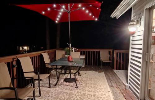 WOW!! Ultimate Pocono Retreat Hot Tub, Game Room, Fire Pit, Near Lakes & Hiking! - Foto 50