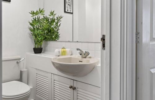 NEW! Large 5BR 2BA Home Leamington Spa Driveway Garage Parking WI-FI - Photo 20