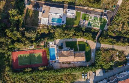 Villa Ami, Roda, Corfu: 10 guests, heated pool, private mini golf, pool table & more!! - Foto 11