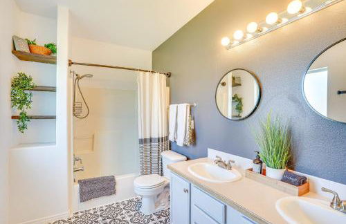 Charming Bend Home with Porch and Yard Great Location - Foto 12