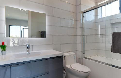 Modern 5 Bedroom Masterpiece With Rooftop Deck - Photo 19