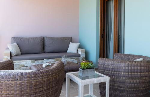 White Crystal Beachfront Apartment - Photo 19