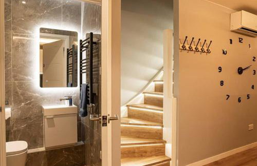 Detached 2 Bedroom House - 10 minute's walk to Town Centre - Free Parking, Fast Wifi and Smart TVs by Tejza Property - Photo 11