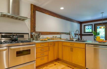 Historic Barn Retreat w Pool Pond Views Longview Pond Lodge by AvantStay - Foto 17