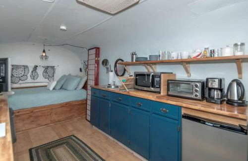 Sleek Retro Airstream Rental for Glamping for Two near Downtown Austin - Foto 18