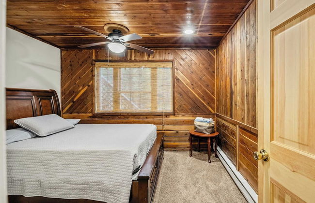 Sky View Chalet by Avantstay Stunning Interior, Spacious Deck, Hot Tub, & View - Photo 24