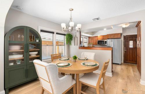 Adorable Dog Friendly Home with Fenced Yard, Office, STEPS to Canal & Hospital! - Foto 12