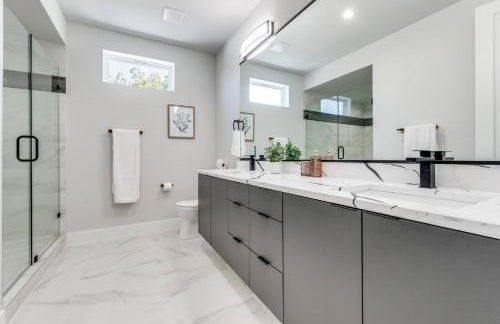 Luxurious Newly Built 5BR 5BA | Rooftop W/ Grill - Foto 24