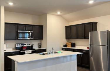 Cozy 4 Bedroom Home - Foto 18