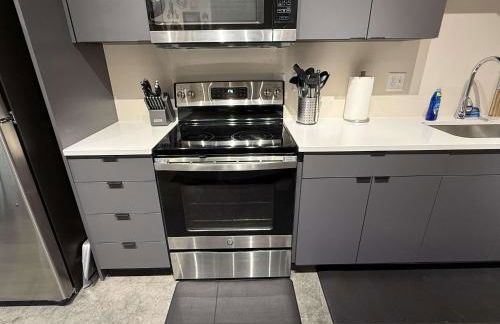 Stylish South Hill Retreat Queen Bed and Sofa Sleeper Full Kitchen Free Parking - Foto 14