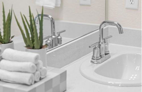 10 min to DIA, Walk to the Gaylord! - Foto 34