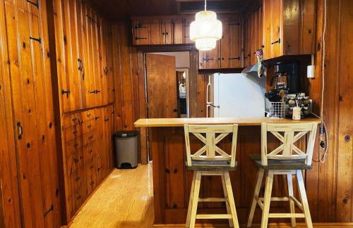 Cozy King Bed Cabin Fireplace - Photo 10