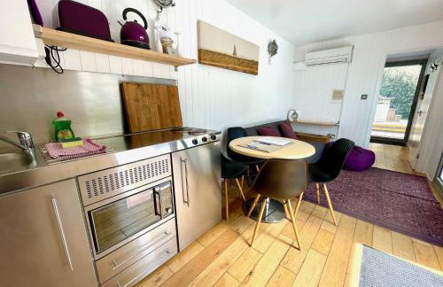 Purple CargoPod at Lee Wick Farm Cottages & Glamping - Foto 6