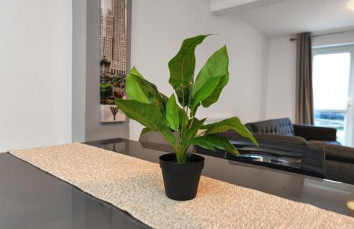 Spacious 6-Bed Home Sleeps 12, Near Highfields Park - Photo 18