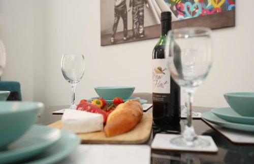 North Rd Apartment with Garden by N And N Stays Ltd, Close to vibrant Gloucester Rd with plenty of restaurants and shops near by, free on street parking - Foto 6