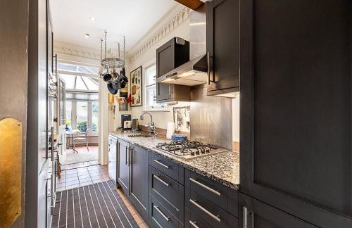 Elegant Highgate Garden Retreat - Photo 9